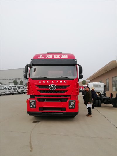 上汽紅巖29.7方前四后八鋁合金運油車，20噸運油車