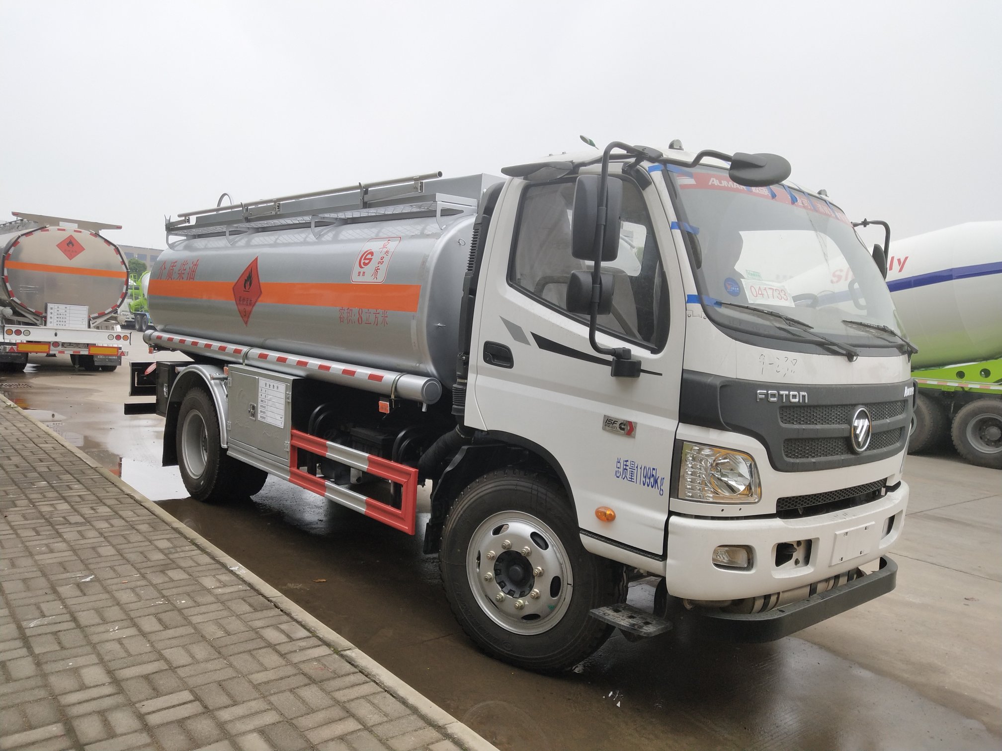 福田歐馬可8方加油車，8噸油罐車康明斯發(fā)動機